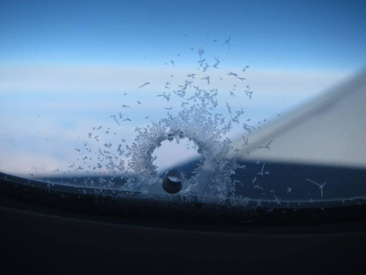 Bleed hole in an airplane window